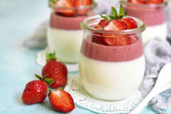 tagAlt.Vanilla scented Yogurt Mousse with Fresh Strawberries