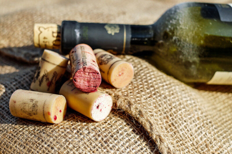 tagAlt.Contemporary Wine Corks On Jute Cover