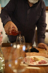 tagAlt.Man Pouring Rosé at table 5