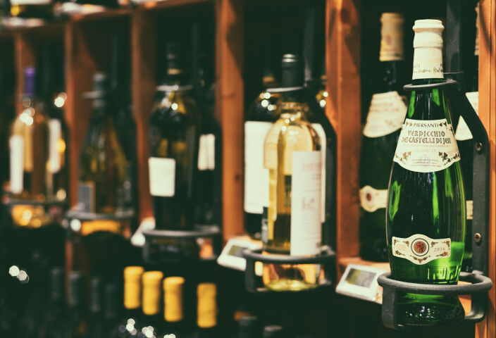 Bottiglie di vino italiano in mostra e in vendita, castelli del Verdicchio di Jesi
