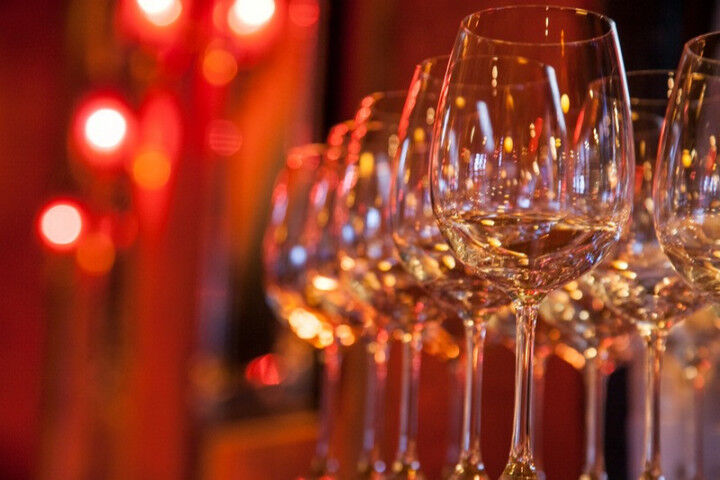 Glasses of white wine_20202020200