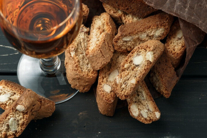 Italian cantuccini biscuits and a glass of wine_20221010