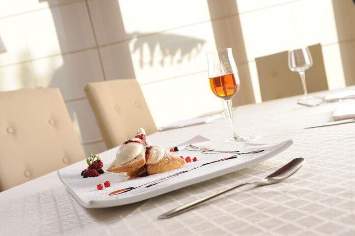 Italian dessert served in a square decorated dish in a luxury restaurant_20201010