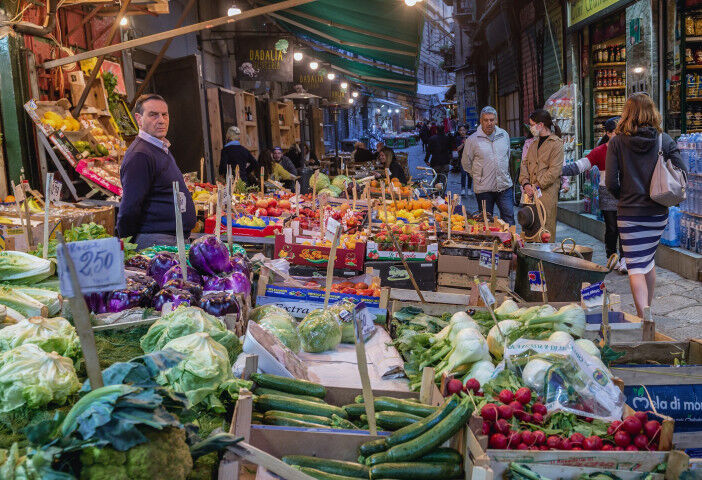 Palermo_ortaggi e legumi da vendere su una strada della vucciria famosa di palermo
